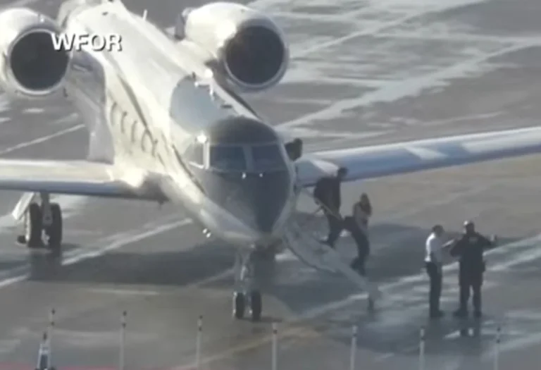 flavio-bolsonaro-e-esposa-em-aeroporto-em-miami